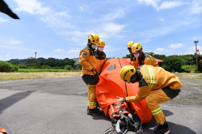 取出水袋 準備吊掛